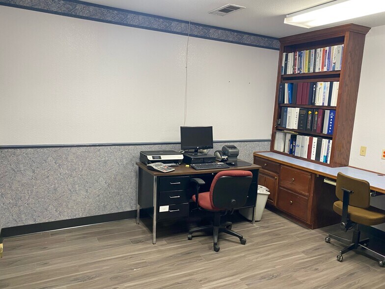 More Photos Of 104 N Arthur St, McGregor Warehouse For Lease