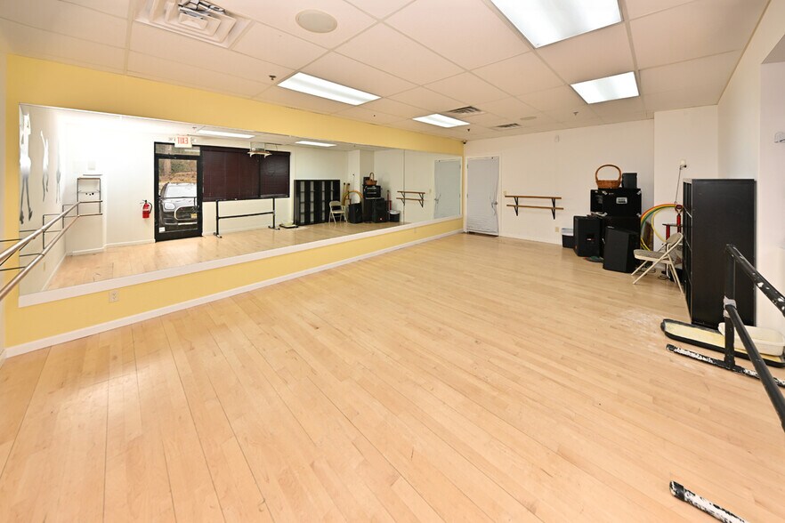 More Photos Of 60 Whitney Rd, Mahwah Warehouse For Lease