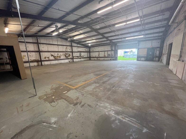 More Photos Of 3150 Metro Pky, Fort Myers Warehouse For Lease