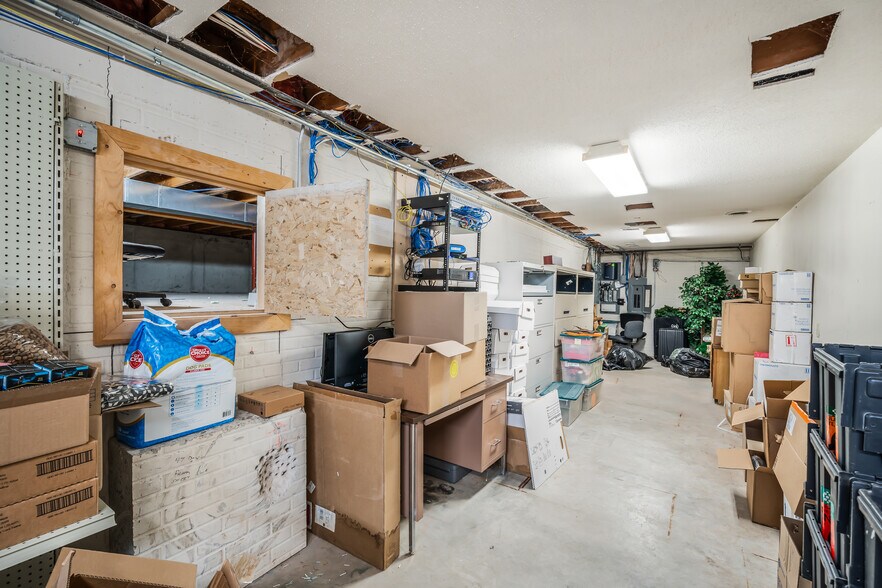 More Photos Of 645 Hawthorne Dr, Omro Veterinarian Kennel For Sale