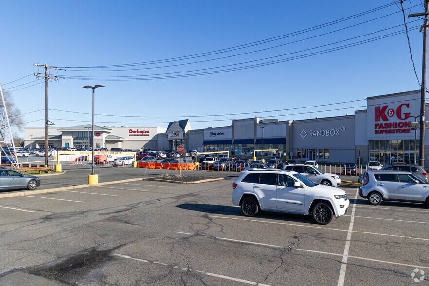 More Photos Of 465 Green St, Woodbridge Freestanding For Lease