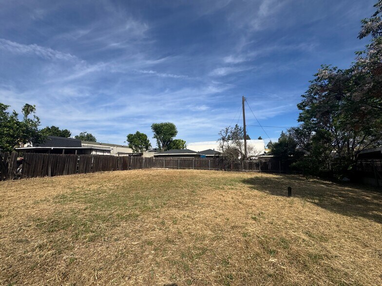 More Photos Of 1829 E Elm St, Ontario Veterinarian Kennel For Sale