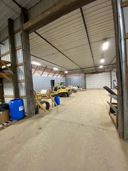 More Photos Of 9840 S 27th St, Oak Creek Showroom For Lease