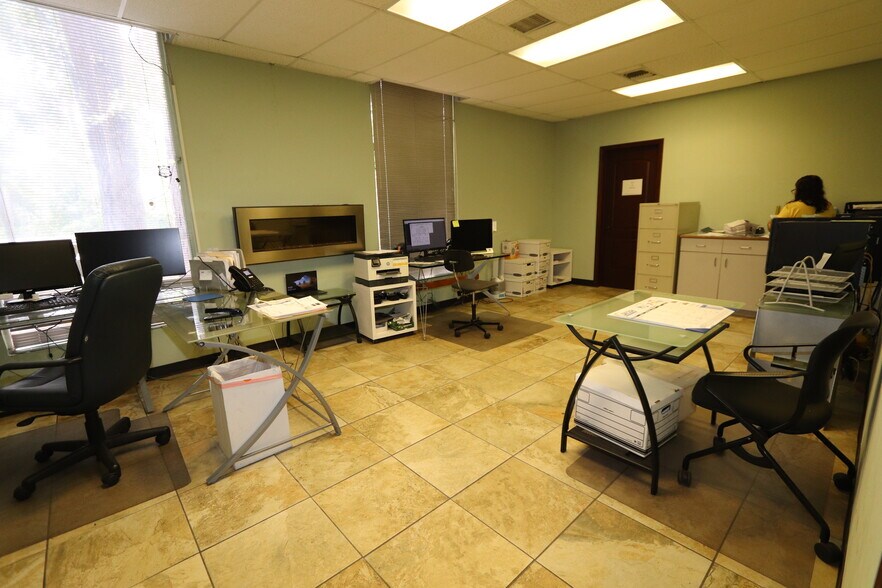 More Photos Of 1625 Airport Rd, Conroe Warehouse For Sale