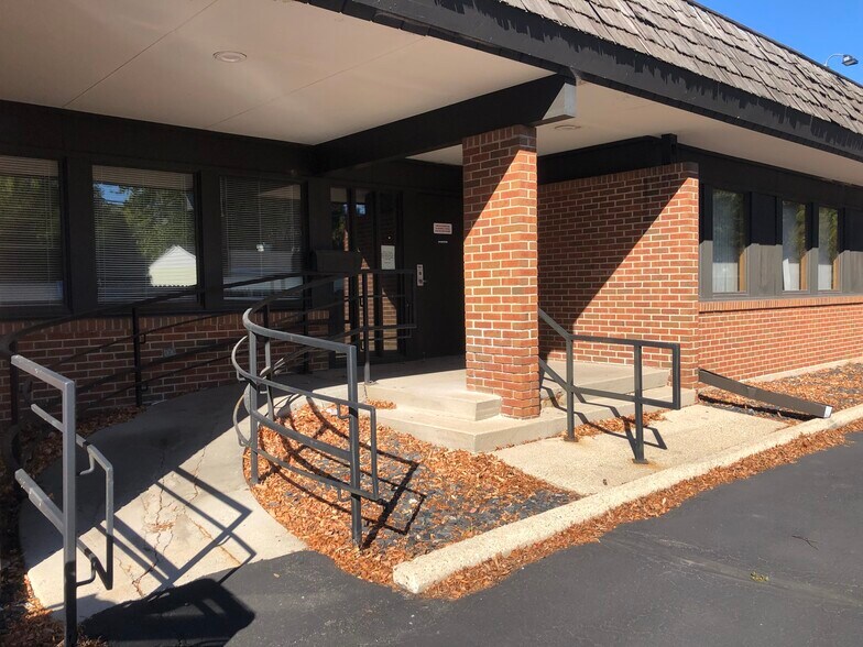 More Photos Of 1416 S Commercial St, Neenah Medical For Lease