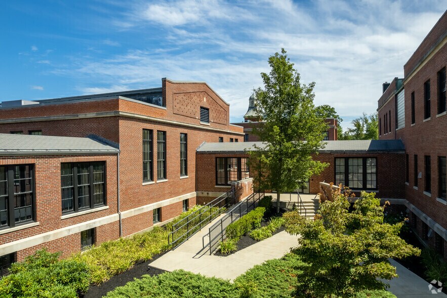 More Photos Of 16 Chestnut St, Foxborough Office For Lease