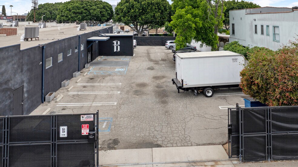 More Photos Of 1604 Venice Blvd, Los Angeles Showroom For Lease