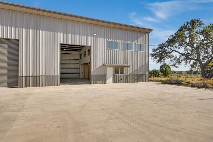 More Photos Of 10020 Darden Hill Rd, Austin Light Distribution For Lease