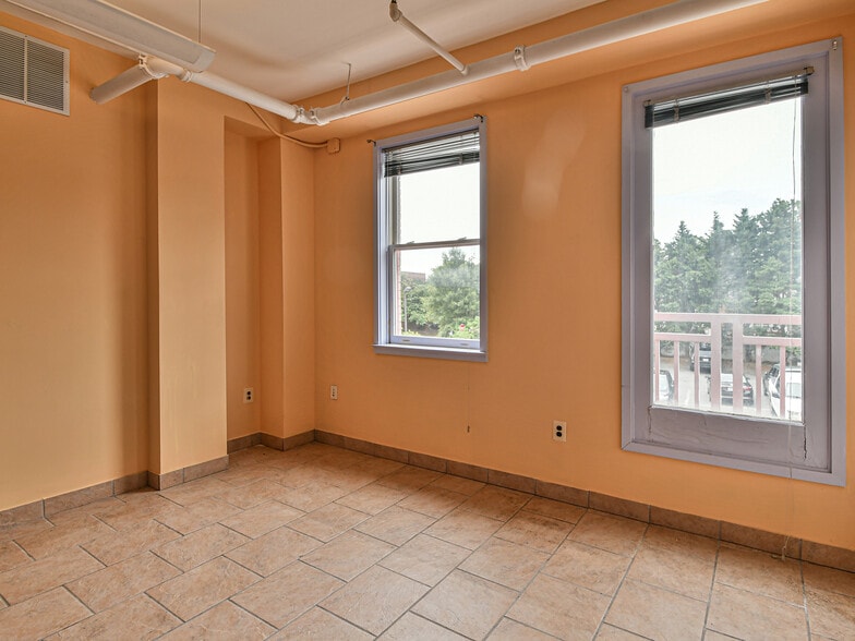 More Photos Of 2300 N Pershing Dr, Arlington Medical For Sale