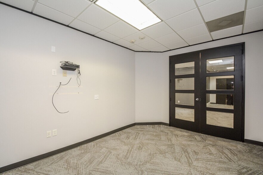 More Photos Of 6100 Corporate Dr, Houston Office For Sale