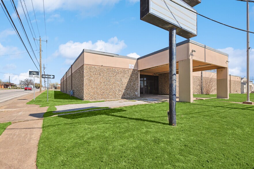 More Photos Of 412 N Sylvania Ave, Fort Worth Freestanding For Lease