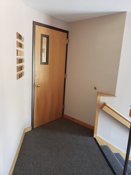 More Photos Of 82 Palomino Ln, Bedford Medical For Lease