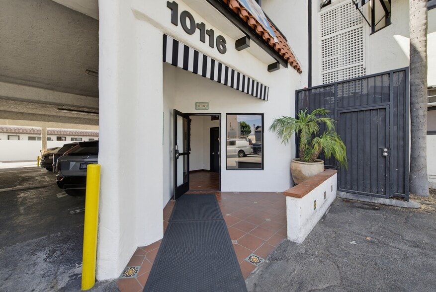 More Photos Of 10116-10120 Riverside Dr, Toluca Lake Office For Sale