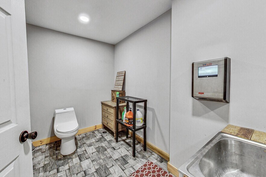 More Photos Of 3693-3705 W Grand Ave, Chicago Warehouse For Sale