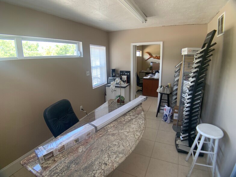 More Photos Of 3199 22nd Ave N, Saint Petersburg Showroom For Lease