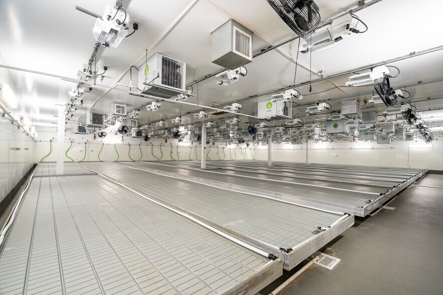 More Photos Of 19533 McLane St, Palm Springs Distribution For Sale