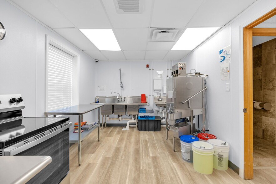 More Photos Of 10455-10499 N College Ave, Carmel Office For Sale