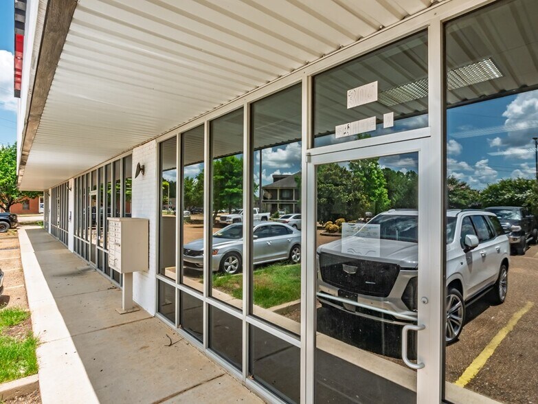 More Photos Of 304 Heritage Dr, Oxford General Retail For Sale