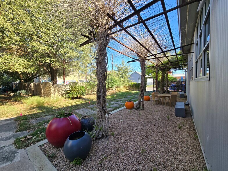 More Photos Of 114 E Cevallos, San Antonio Office For Lease
