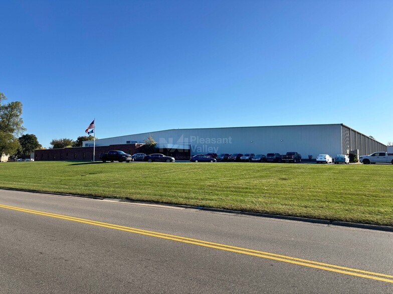 Primary Photo Of 7825 Hub Pky, Valley View Warehouse For Lease