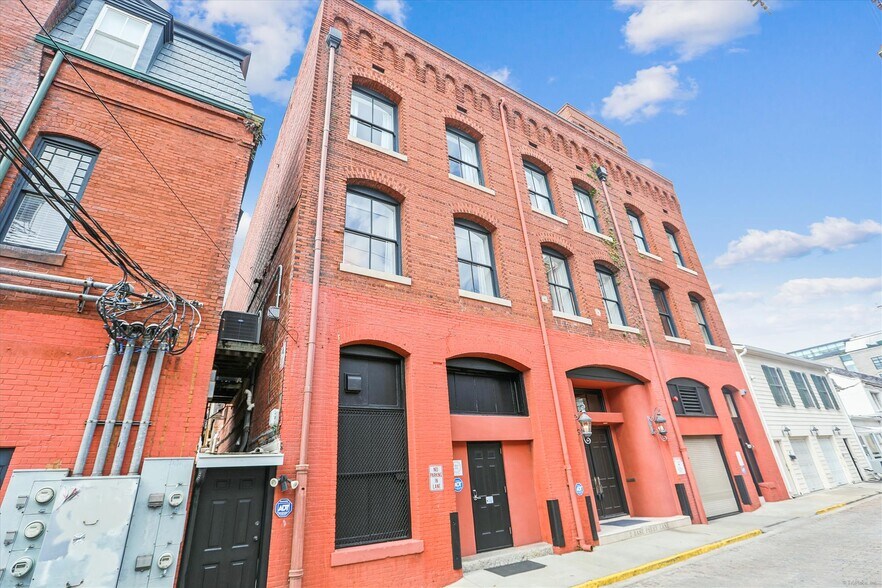 More Photos Of 2 E Perry Ln, Savannah Storefront For Sale