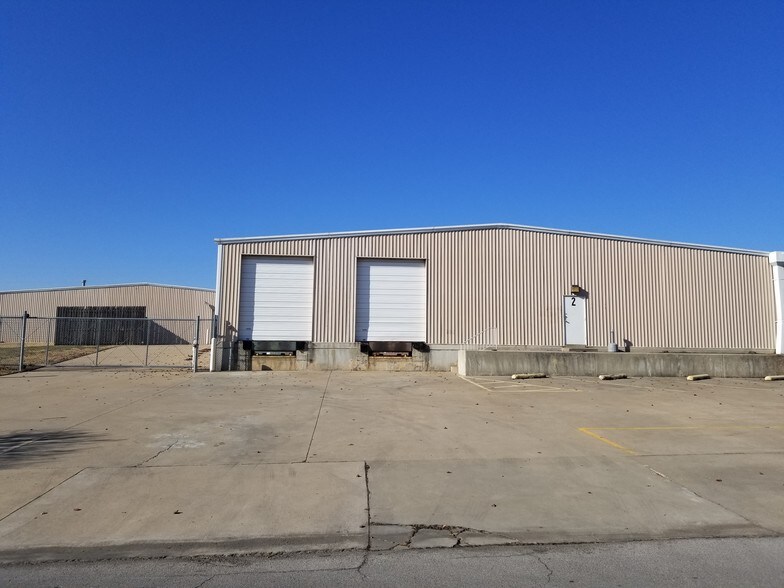 More Photos Of 604 N Redbud Ave, Broken Arrow Warehouse For Lease