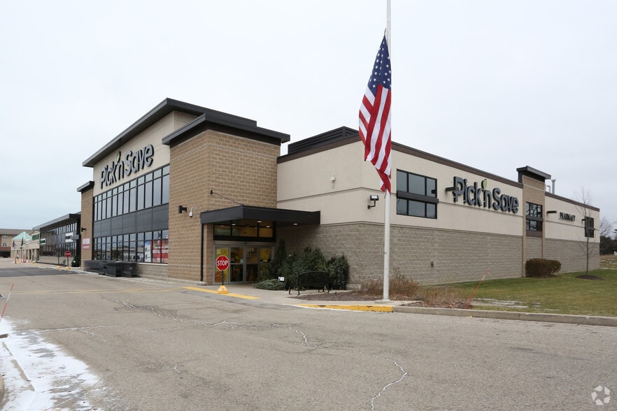 More Photos Of 2705-2811 18th St, Kenosha Storefront For Lease