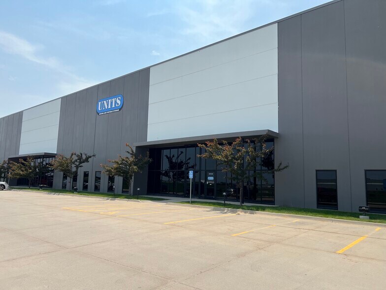 More Photos Of 200 SE 37th St, Grimes Distribution For Lease