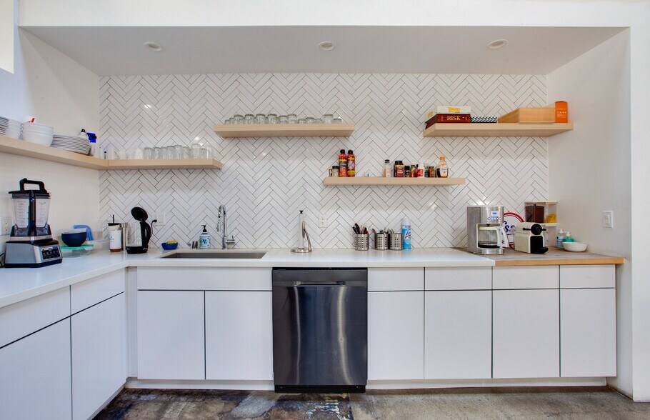 More Photos Of 8571-8575 Washington Blvd, Culver City Freestanding For Lease