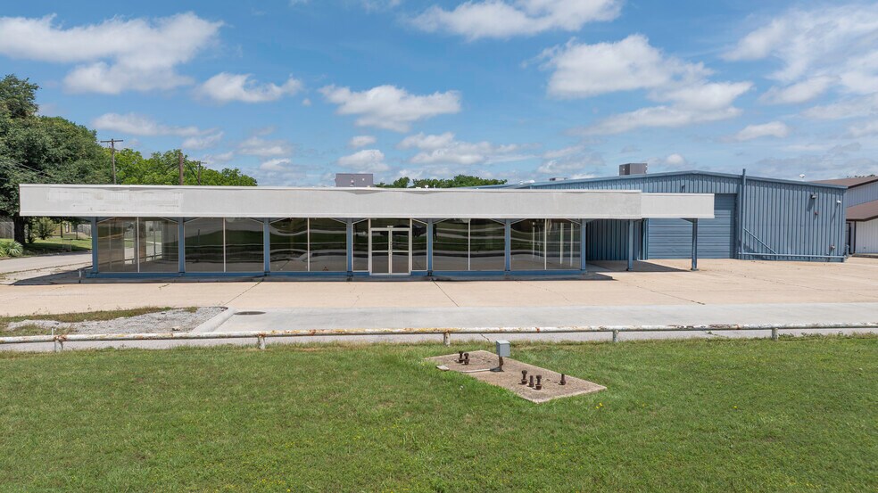 More Photos Of 1511 W Broadway St, Ardmore Auto Dealership For Sale