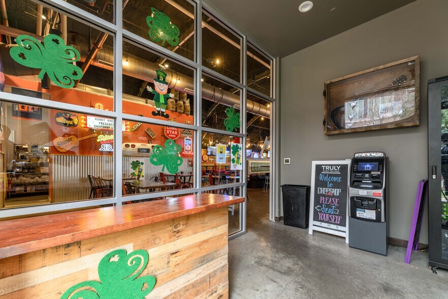 Primary Photo Of 309 S Oak St, Roanoke Restaurant For Lease