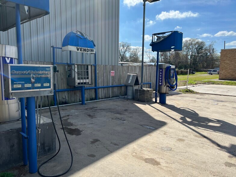 More Photos Of 1006 1st St E, Humble Carwash For Sale