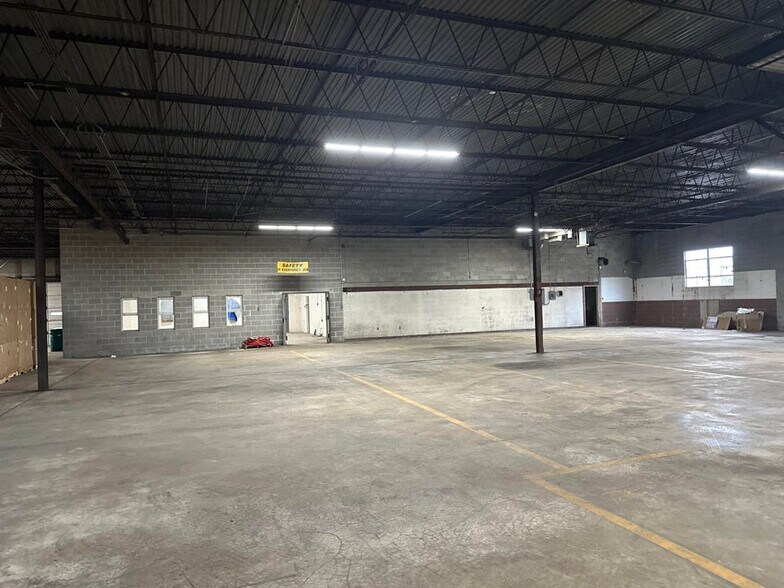 More Photos Of 944 Highway 15 N, New Albany Warehouse For Lease
