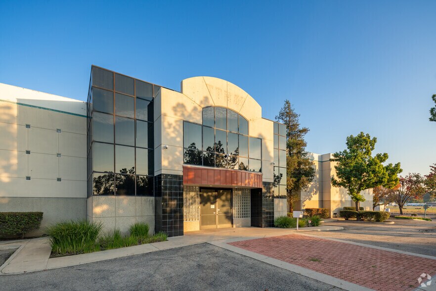 More Photos Of 1736 Wright Ave, La Verne Warehouse For Lease