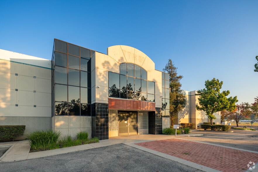 More Photos Of 1736 Wright Ave, La Verne Warehouse For Lease