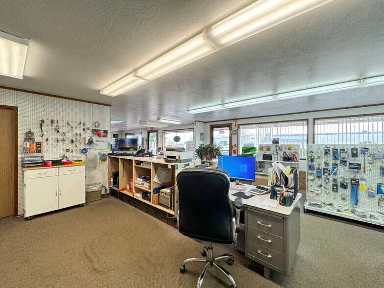 More Photos Of 275 S 7th Ave, Sequim Auto Repair For Sale