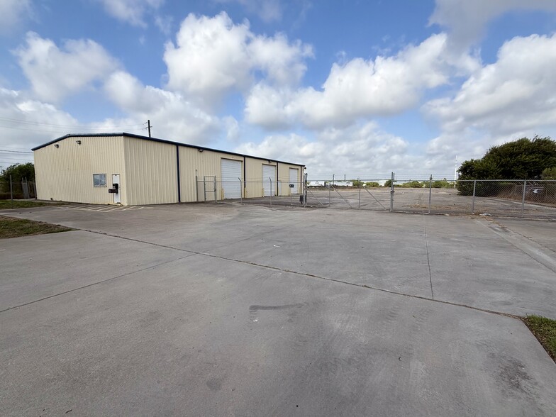 Primary Photo Of 433 N Navigation Blvd, Corpus Christi Manufacturing For Lease