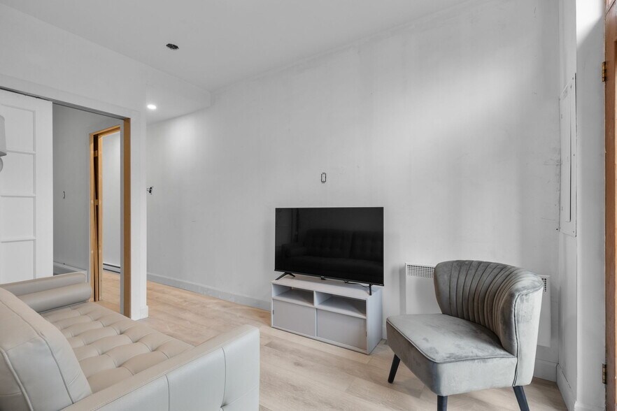 More Photos Of 4568 Rue Boyer, Montréal Apartments For Sale
