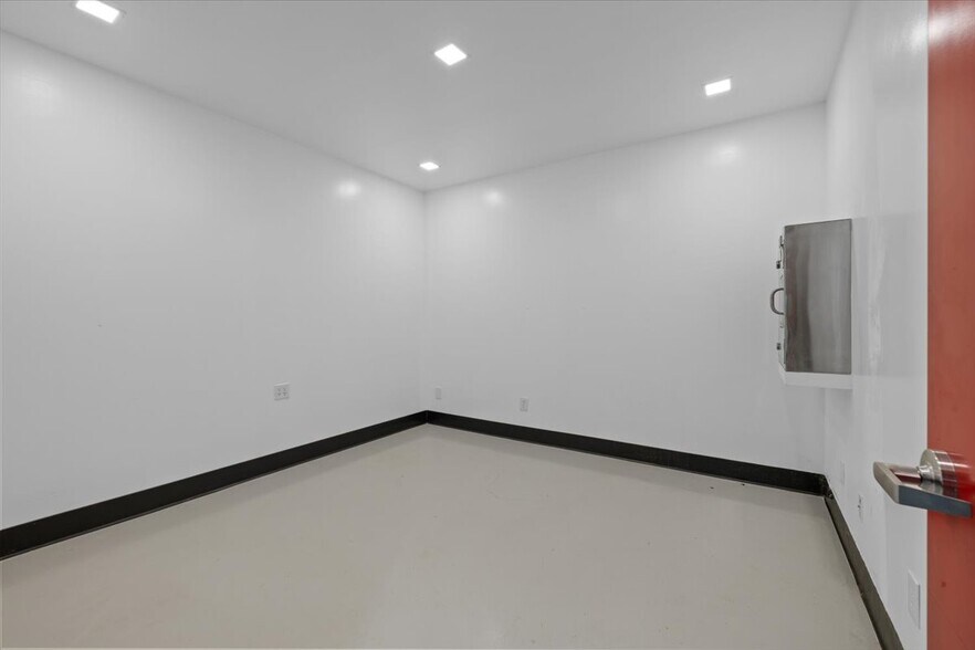 More Photos Of 1501 Sage Rd, Medford Warehouse For Sale