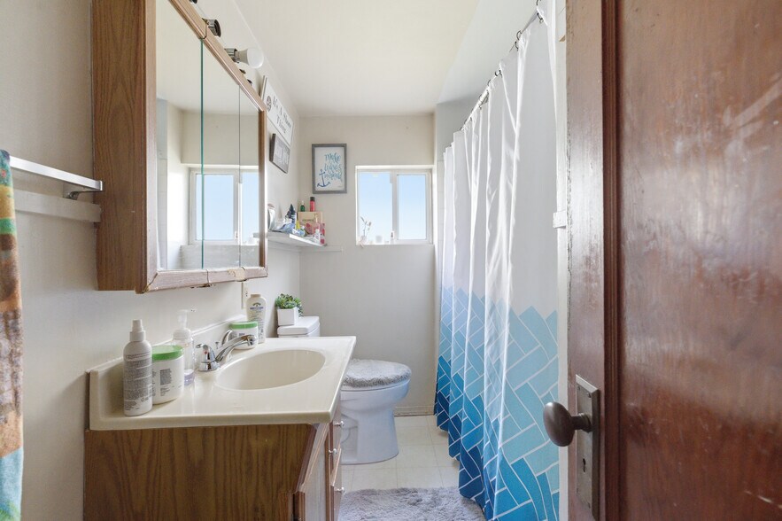 More Photos Of 1527 NE 150th St, Seattle Apartments For Sale