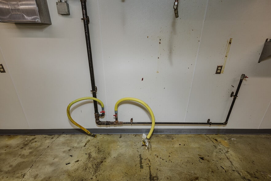 More Photos Of 830 N Kansas Ave, Topeka Bar For Sale