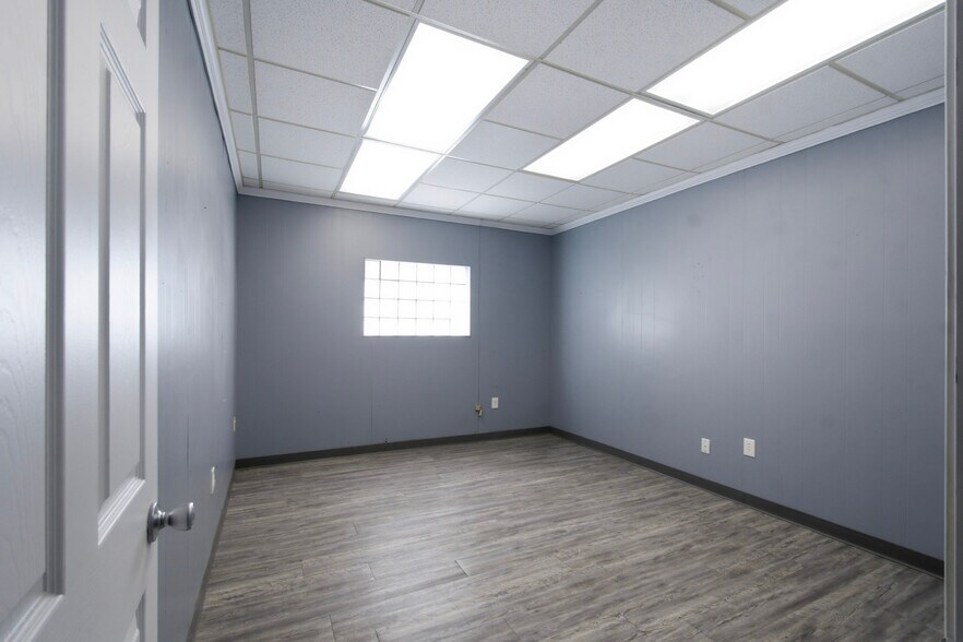 More Photos Of 300-305 S Grant Ave, Odessa Warehouse For Sale