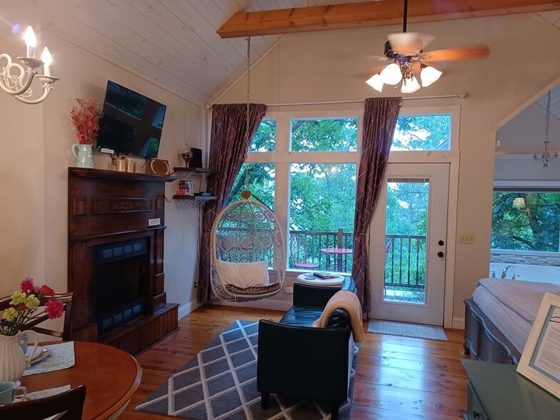 More Photos Of 70 Dogwood Rdg, Eureka Springs Hotel For Sale