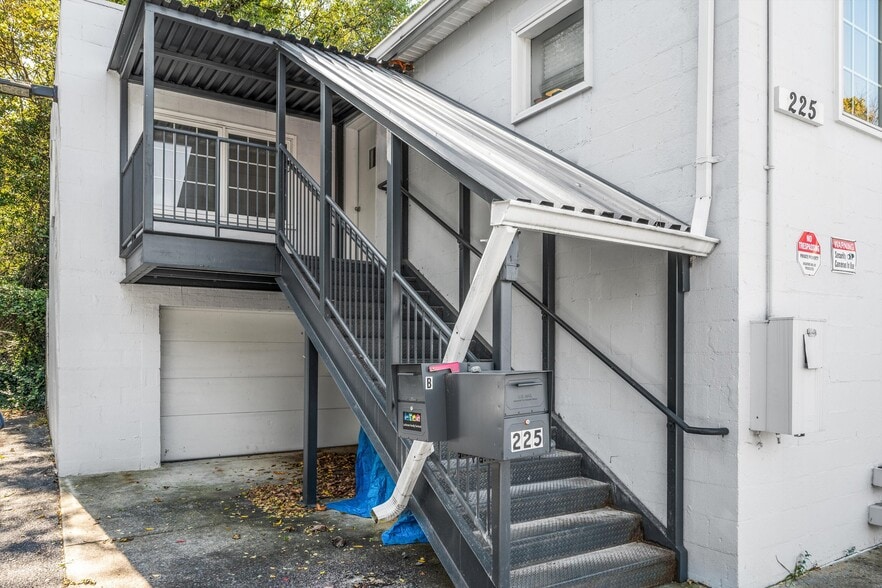 More Photos Of 225 E Pall Mall St, Winchester Flex For Sale