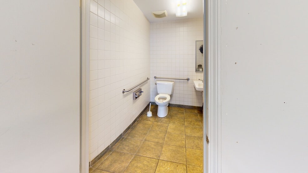 More Photos Of 18 Plaistow Rd, Plaistow Unknown For Lease