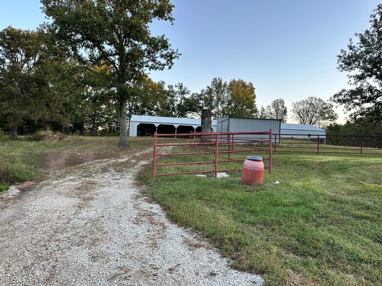 More Photos Of 4245 Highway EE, Owensville Flex For Lease