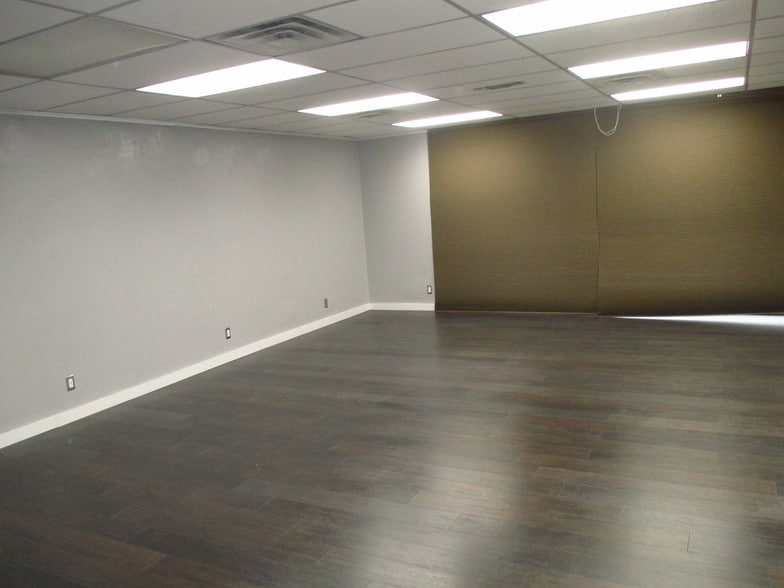 More Photos Of 1018 W Main St, Arlington Office For Lease