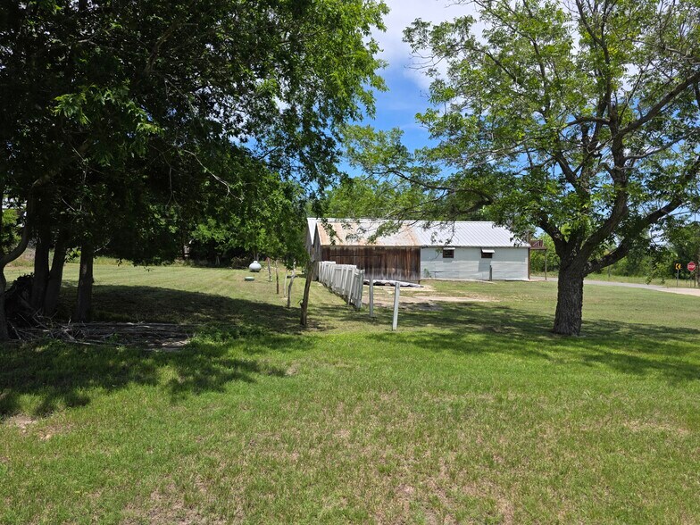 More Photos Of 110 County Road 421, Thorndale Freestanding For Sale