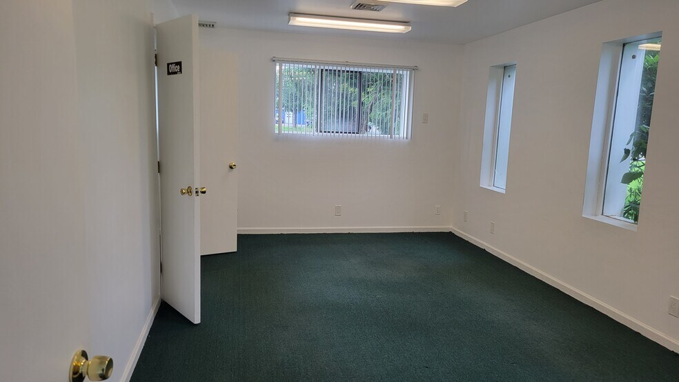 More Photos Of 4 Hadden Dr, Montgomery Warehouse For Lease