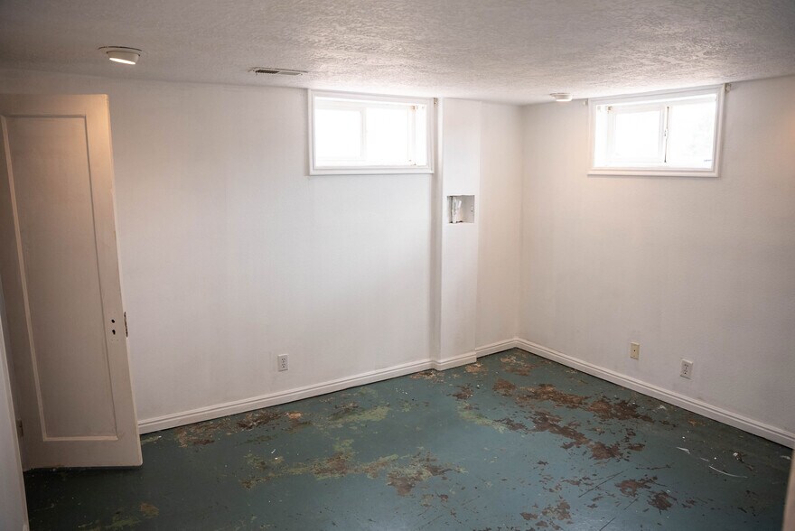 More Photos Of 1545 W State St, Hurricane Veterinarian Kennel For Lease